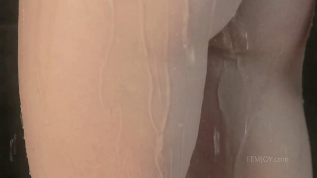 Превью Стройная телочка моет свои упругие сиськи под теплыми струями душа № 12467