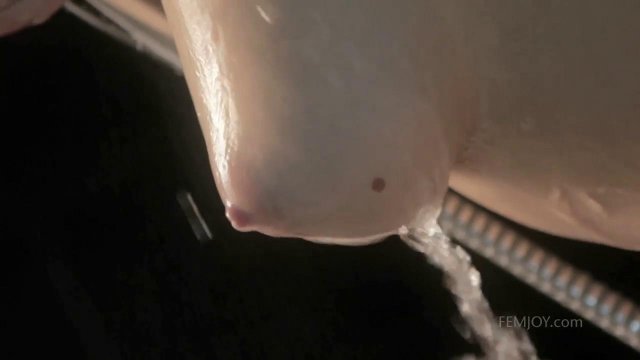 Превью Стройная телочка моет свои упругие сиськи под теплыми струями душа № 12467