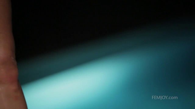 Превью Соблазнительная блондинка мастурбирует киску ночью у бассейна № 14191