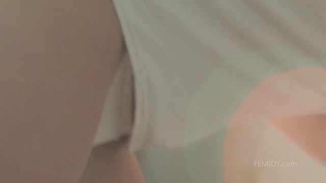 Превью Соло мастурбация стройной красотки пальцами на большой кровати № 16458