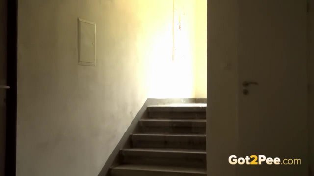 Превью Симпатичные девушки писают на улице в укромных уголках № 17251