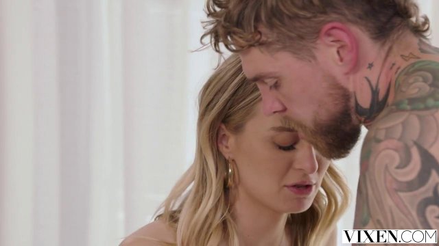 Превью Татуированный мачо подставил член для двух соблазнительных телочек № 35355