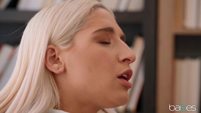 Превью Блондинка расслабилась на члене коллеги, трахнувшись с ним на столе № 35395