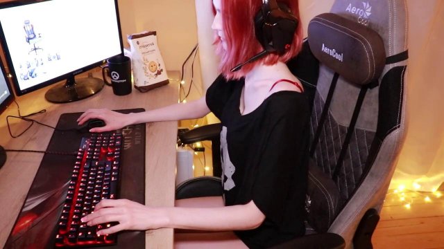 Превью Рыжая девка мастурбирует и трахается со своим бойфрендом на стуле № 35410