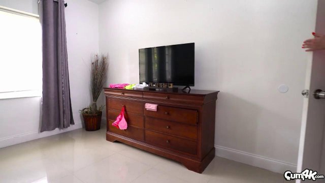 Превью Блондинке больше понравился член парня, чем секс-игрушка № 35417