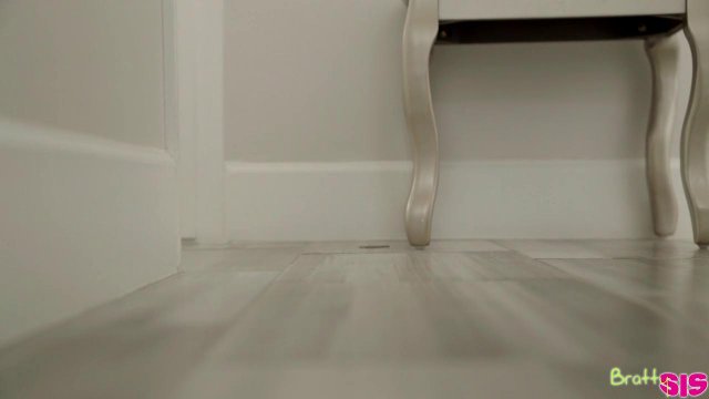 Превью Парень подарил яркой красотке незабываемый секс под новогодней елкой № 35422