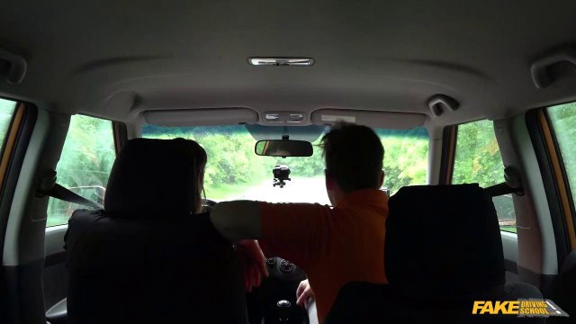 Превью Худая телка сосет член водителя и трахается с ним в киску в машине № 35434