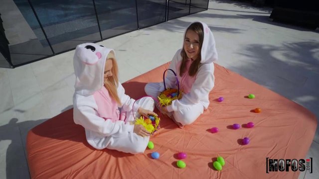 Превью Две похотливые телки в забавных костюмах запали на один большой член № 35553