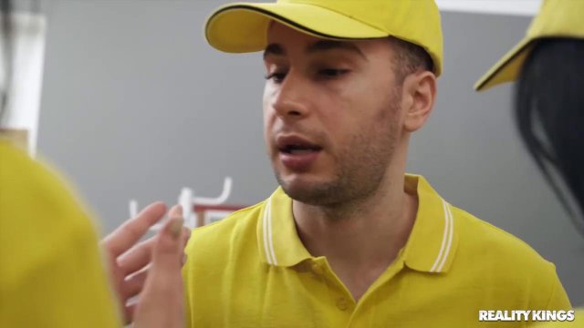 Превью Две телочки по очереди извиваются на одном стояке парня № 35573