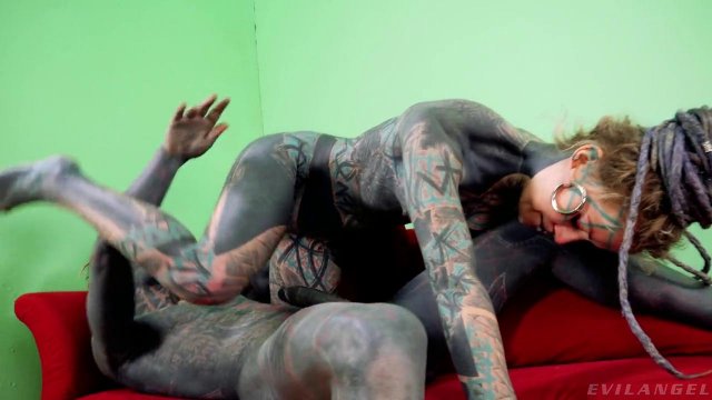 Яркая неформалка любит секс со своим парнем во секс позах