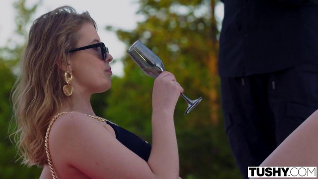 Превью Романтический и красивый секс парочки возле бассейна на диване № 35617