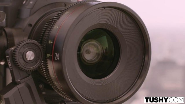 Превью Красивая сучка проведала подружку и получила игрушку в попку № 36197