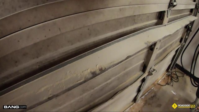 Превью Женщина трахается в гараже с работником штрафстоянки № 36289