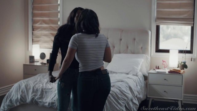 Превью Черная девушка сидит на лице лесби и трется писькой об ее губы № 36298