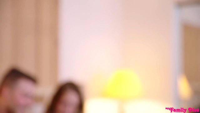 Превью Парень развел сразу двух шлюшек на тройничок ЖМЖ № 37742