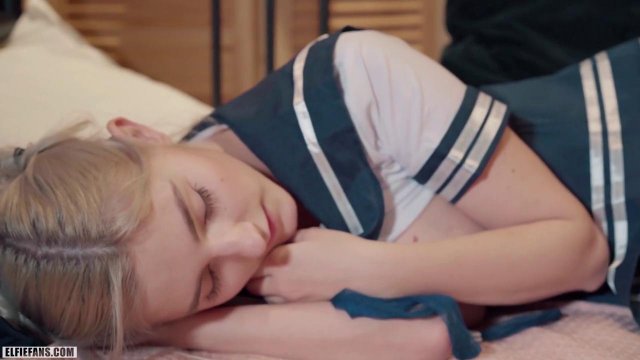 Превью Белокурая красотка с большой грудью трахается в бритую киску № 37764