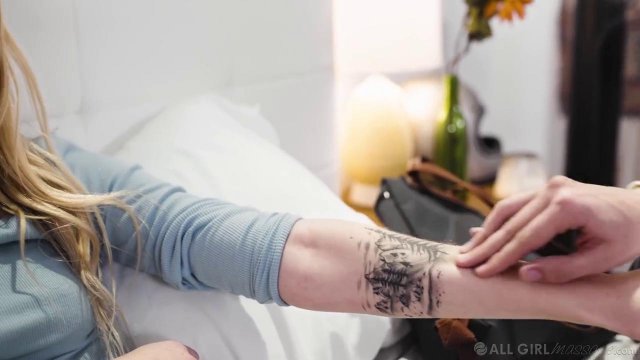 Превью Лесбиянки устроили бурный трах с кунилингусом № 37792