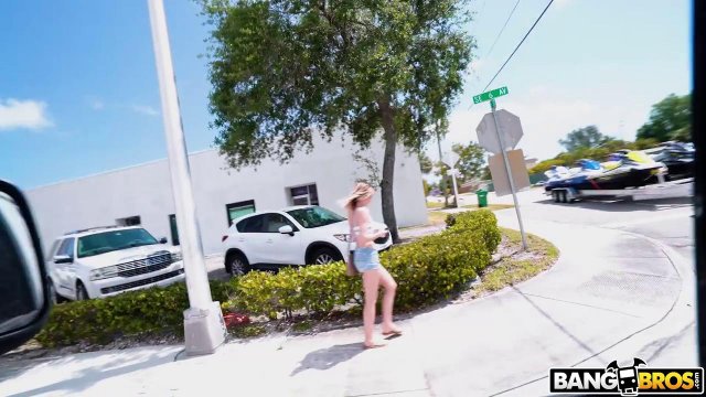 Превью Развел наивную телку на секс у себя в фургоне № 37821