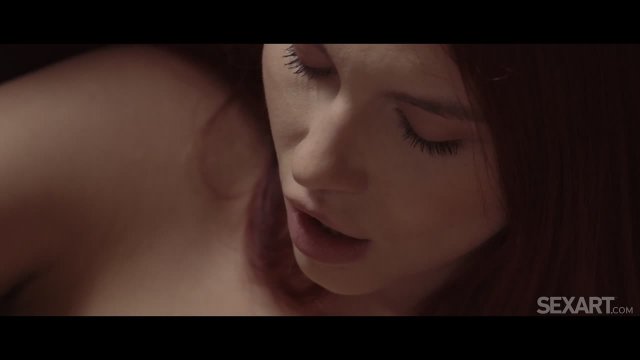 Две молоденькие лесбиянки шалят пальчиками между ножек