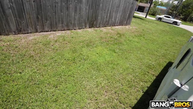 Превью Молодая брюнетка не против секса в пикапе молодец № 44825