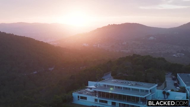 Превью Чернокожий любовник у моря радует девушек длинным членом № 44830