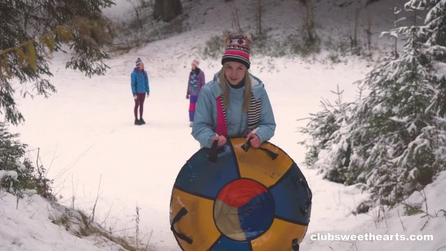 Превью Зимняя прогулка лесбиянок завершается сексом вчетвером № 44849