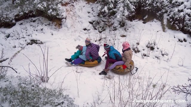 Превью Зимняя прогулка лесбиянок завершается сексом вчетвером № 44849