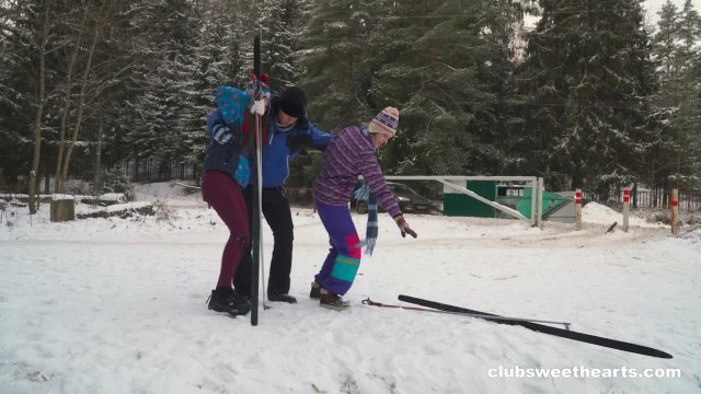Превью Две молодые девушки пригласили незнакомца для секса втроём в загородном доме № 44851