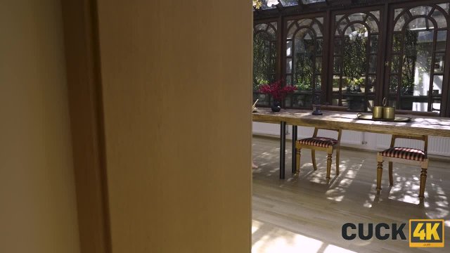 Превью Отчим в гостиной доводит падчерицу до оргазма № 44857