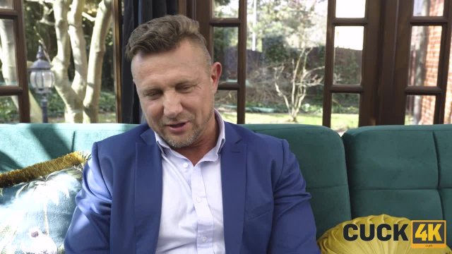 Превью Отчим в гостиной доводит падчерицу до оргазма № 44857