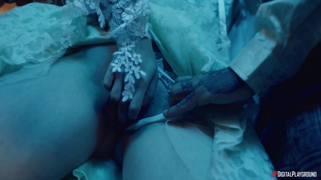 Превью Бал-маскарад завершается сексом втроём № 44868