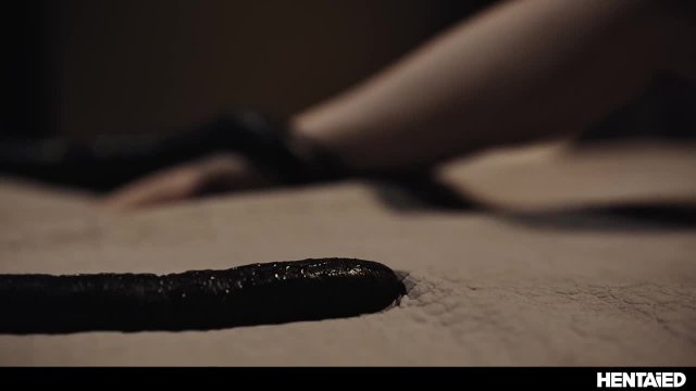 Превью Брюнетка с висячими сиськами любит чёрный дилдо № 44894