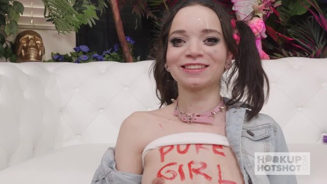 Превью Зрелый мужчина в тату имеет на диване студентку в чулках и рубашке № 44898